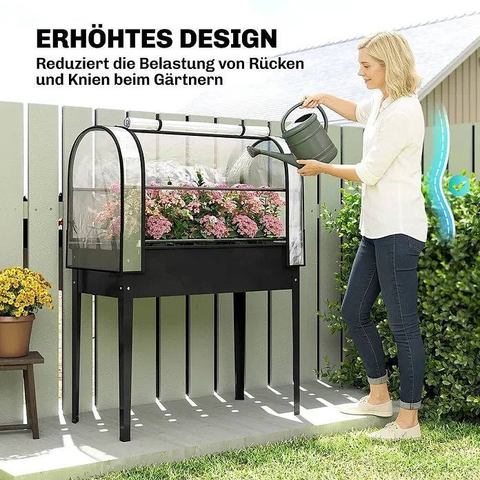 Outsunny Hochbeet Mit Frühbeetaufsatz - Kunststoff, Schwarz - Schwarzes Hochbeet mit transparenter Abdeckung, von einer Frau beim Blumen gießen genutzt. Das erhöhte Design reduziert die Belastung.