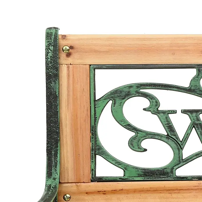 Furnicato Gartenbank Tannen-Massivholz - B x T x H: 122 x 51 x 73 cm, Braun - Nahaufnahme einer Rückenlehne mit Holzlatten und einem patinierten grünen Metallrahmen mit dekorativem „SW“-Einsatz.