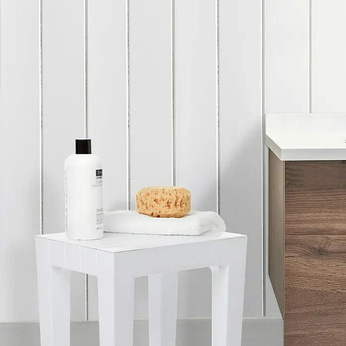 Tatay Taburete para baño Lombok - L x An x Al: 29 x 38 x 415 cm, Plástico, Cuadrado, Blanco - Un primer plano de un frasco de champú, una esponja y una toalla en un taburete blanco en el baño.