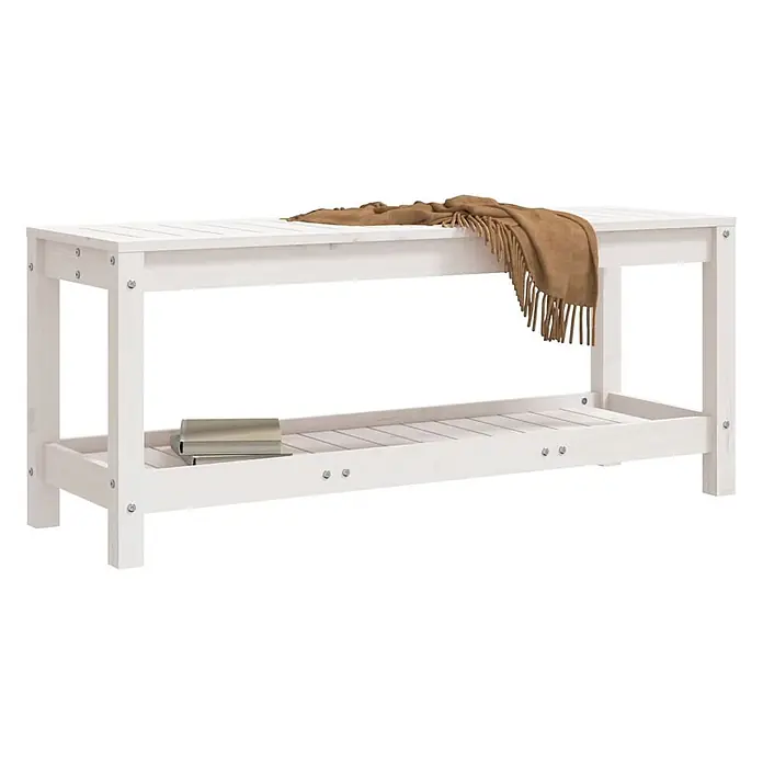 Furnicato Gartenbank Kiefernholz-Massivholz - B x T x H: 108 x 35 x 45 cm, Weiße Kiefer - Weiße Holzbank mit Lattenplatte oben und unterer Lattenablage, darauf eine braune Decke und zwei Bücher.