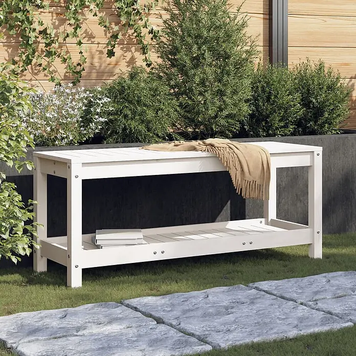 Furnicato Gartenbank Kiefernholz-Massivholz - B x T x H: 108 x 35 x 45 cm, Weiße Kiefer - Weiße Holz-Gartenbank mit zwei Ablagen, mit beigem Überwurf und Büchern.
