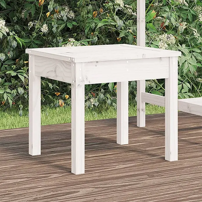 Furnicato Gartenbank Kiefer-Massivholz - B x T x H: 50 x 44 x 45 cm, Weiße Kiefer - Weißer quadratischer Holztisch für den Außenbereich auf einer Terrasse.