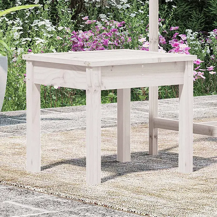 Furnicato Gartenbank Kiefer-Massivholz - B x T x H: 50 x 44 x 45 cm, Weiße Kiefer - Heller quadratischer Holztisch für den Außenbereich auf einem Terrassenteppich vor einem Gartenhintergrund.