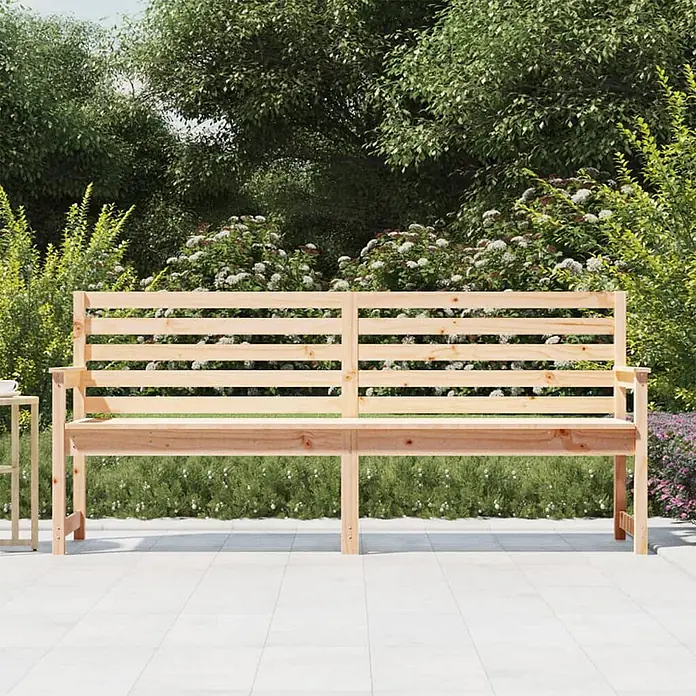 Furnicato Gartenbank Kiefer-Massivholz - B x T x H: 203,5 x 48 x 91,5 cm, Natürliche Kiefer - Lange Gartenbank aus hellem Holz auf einer Terrasse, vor üppigem Grün.