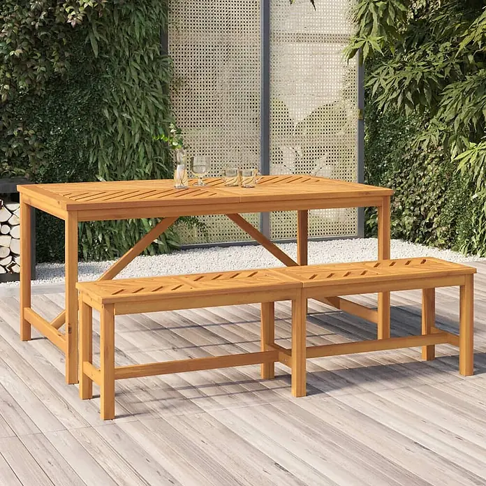 Furnicato Gartenbank - Braun - Gartengarnitur aus Naturholz mit einem Lattenrost-Tisch und zwei Lattenrost-Bänken, auf einer Terrasse.