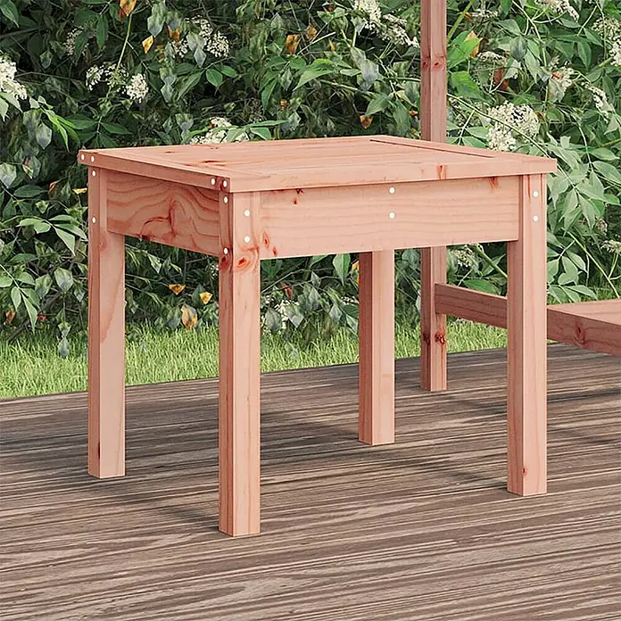 Furnicato Gartenbank Douglasien-Massivholz - B x T x H: 50 x 44 x 45 cm, Natürliches Douglasie - Robuster hellbrauner Holztisch für den Außenbereich im schlichten Design, auf einer Terrasse mit Grün.