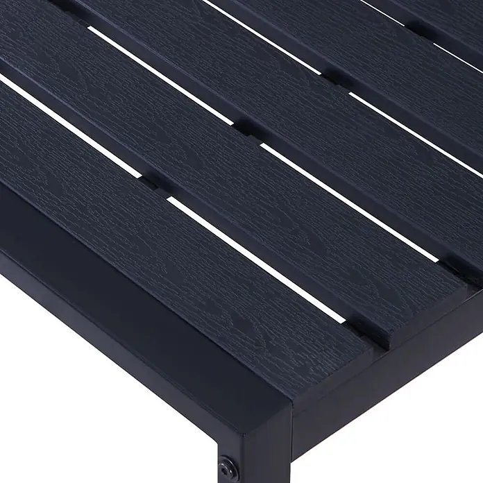 Furnicato Gartenbank PS-Platte Eisen - B x T x H: 120,5 x 40 x 45 cm, Schwarz - Nahaufnahme einer schwarzen Latten-Tischoberfläche mit Holzmaserung auf einem schwarzen Metallrahmen.