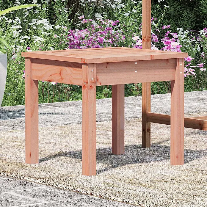 Furnicato Gartenbank Douglasien-Massivholz - B x T x H: 50 x 44 x 45 cm, Natürliches Douglasie - Quadratischer Beistelltisch aus Naturholz auf einer Terrasse, umgeben von Pflanzen und Blumen.