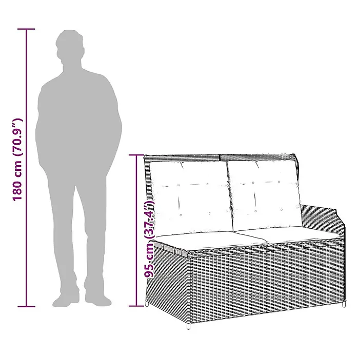 Furnicato Gartenbank - Grau - Braunes Rattan-2-Sitzer-Gartenssofa mit weißen Kissen, daneben eine 180 cm große Person zur Veranschaulichung der Skalierung. Sofa-Höhe 95 cm.