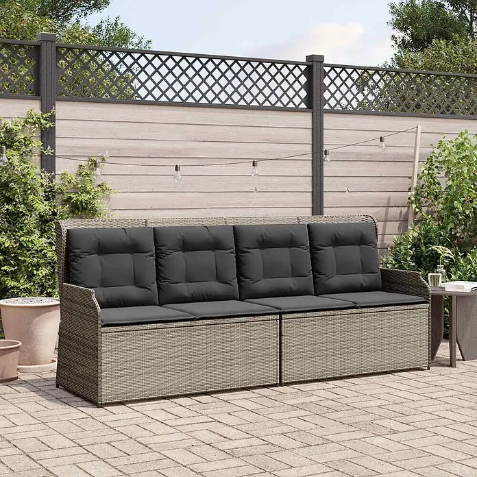 Furnicato Gartenbank - B x T x H: 108 x 67 x 95 cm, Grau - Helles beigefarbenes Loungesofa aus Geflecht mit dunkelgrauen Kissen auf gepflasterter Terrasse.