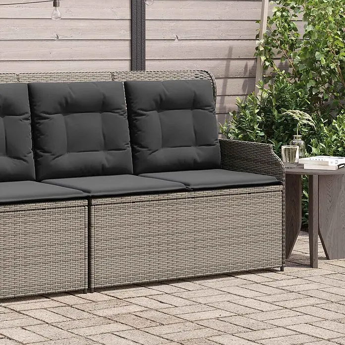Furnicato Gartenbank - Grau - Outdoor-Sofa aus hellbeigem Rattan mit dunkelgrauen Kissen auf einer Terrasse.