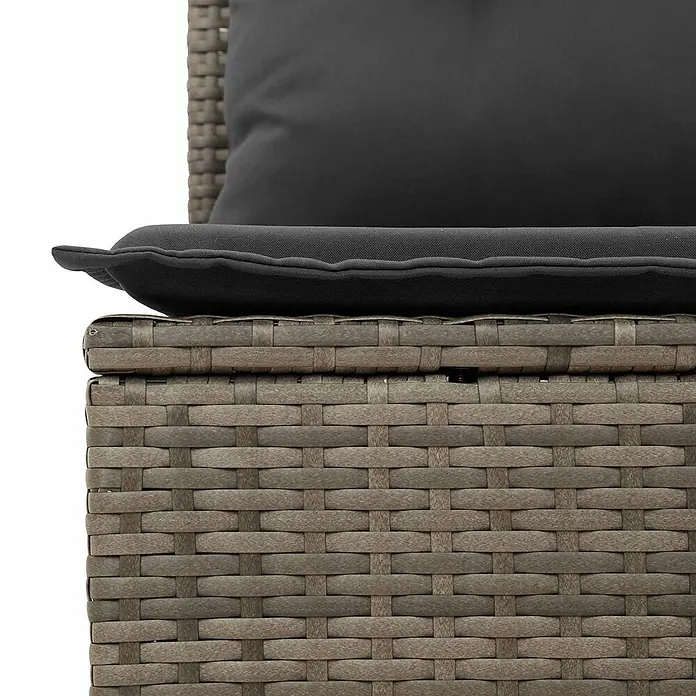 Furnicato Gartenbank - Grau - Dunkelgraues Sitzkissen auf einem grauen geflochtenen Rattan-Outdoor-Stauraum oder einer Bank.