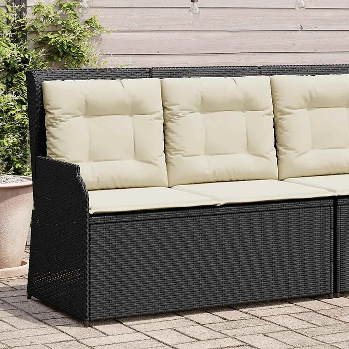 Furnicato Gartenbank Poly-Rattan - B x T x H: 108 x 110 x 95 cm, Schwarz und Cremeweiß - Schwarzes Outdoor-Sofa aus Rattan mit cremefarbenen Kissen auf einer Terrasse.