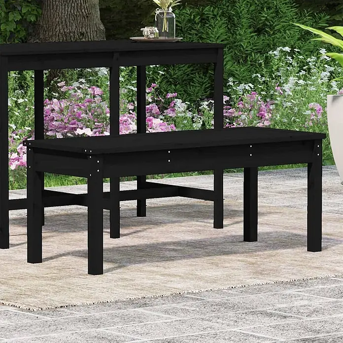 Furnicato Gartenbank Kiefer-Massivholz - B x T x H: 109 x 44 x 45 cm, Schwarze Kiefer - Schwarzer Outdoor-Bartisch und passende Bank aus Holz auf einer Terrasse.