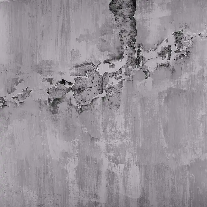 Rasch Fototapete Betonoptik - B x H: 318 x 260 cm, Vlies - Nahaufnahme einer beschädigten, grauen Wand mit Rissen und abblätternder Farbe, die eine unvollkommene Textur zeigt.