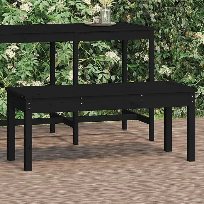 Furnicato Gartenbank Kiefer-Massivholz - B x T x H: 109 x 44 x 45 cm, Schwarze Kiefer - Schwarze Holz-Outdoor-Bank und Bartisch auf einer Terrasse.