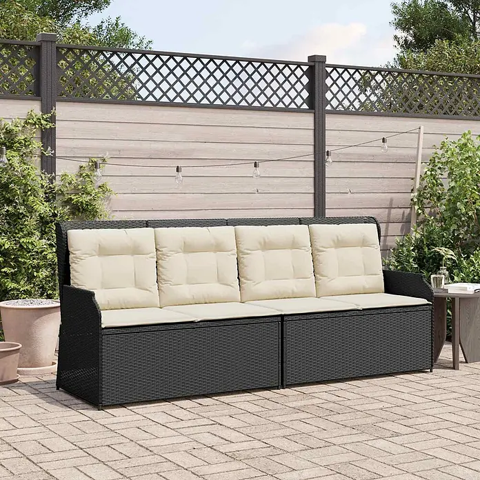 Furnicato Gartenbank Poly-Rattan - B x T x H: 108 x 110 x 95 cm, Schwarz und Cremeweiß - Schwarzes Rattan-Loungesofa mit cremefarbenen Kissen auf einer Terrasse.