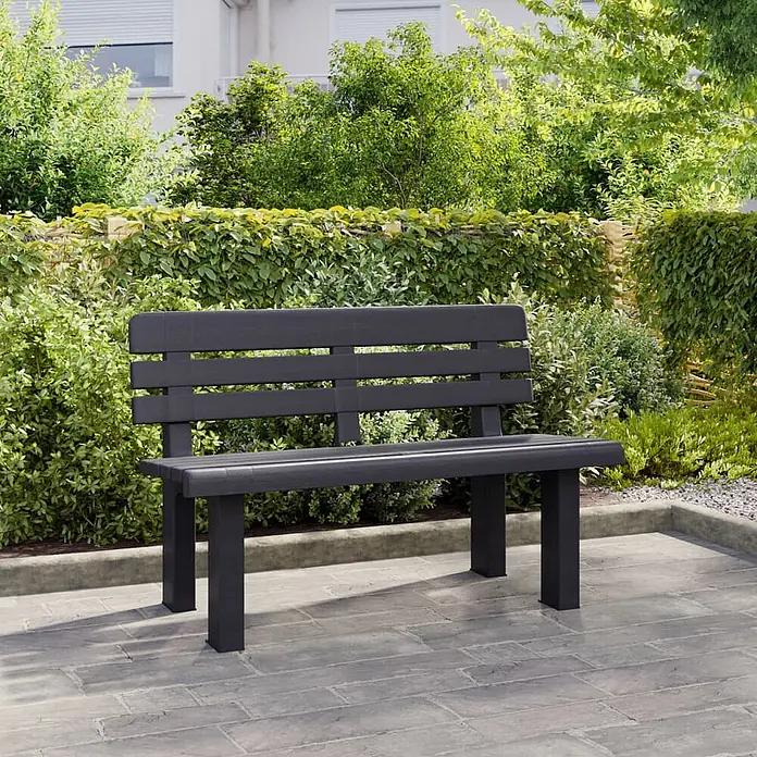 Furnicato Gartenbank Polypropylen Anthrazit - B x T x H: 52 x 110 x 71 cm, Anthrazit - Dunkelgraue Gartenbank mit Lattenrückenlehne und Sitzfläche, auf einer gepflasterten Terrasse im grünen Garten.