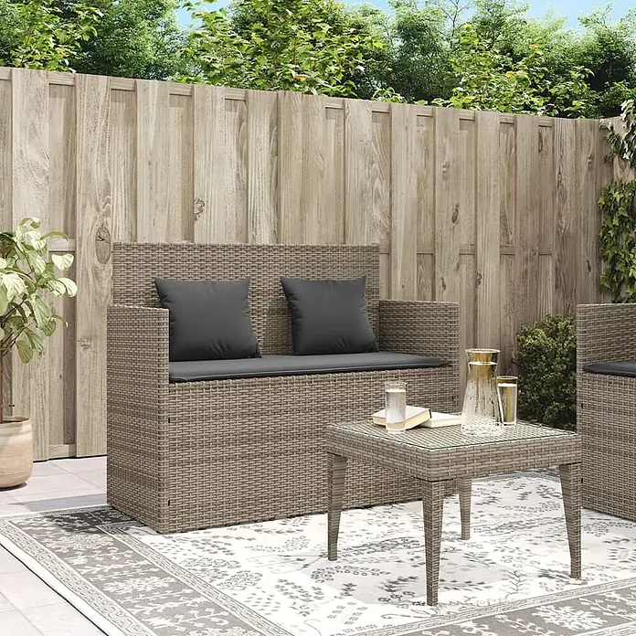 Furnicato Gartenbank PE-Rattan - B x T x H: 120 x 50 x 90,5 cm, Grau - Helles Rattan-Gartenlounge-Set mit dunkelgrauen Kissen und einem Couchtisch.