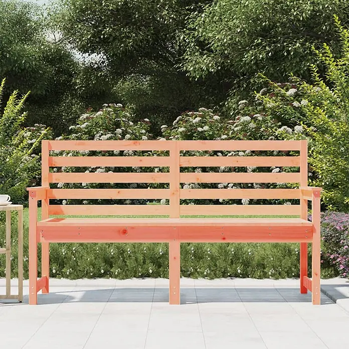 Furnicato Gartenbank Douglasien-Massivholz - B x T x H: 159,5 x 48 x 91,5 cm, Natürliches Douglasie - Hellorangefarbene Gartenbank aus Holz auf einer Terrasse.