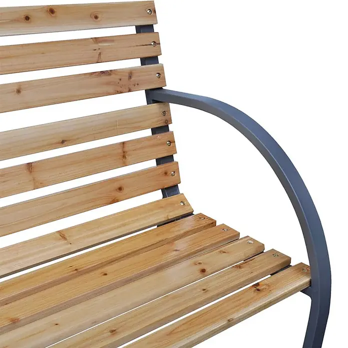 Furnicato Gartenbank Tannen-Massivholz - B x T x H: 112 x 54,5 x 73 cm, Braun - Nahaufnahme einer Gartenbank aus Holz mit hellbraunen Latten und grauem Metallrahmen.