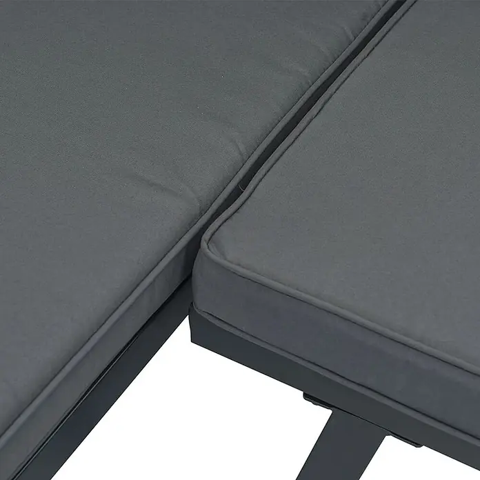 Furnicato Gartenbank pulverbeschichtetes Aluminium - B x T x H: 110 x 73 x 73 cm, Schwarz - Dunkelgraue Outdoor-Kissen mit Paspelierung auf dunklem Metallgestell, Eckverbindung eines Sitzmöbels.