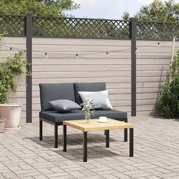 Furnicato Gartenbank pulverbeschichtetes Aluminium - B x T x H: 110 x 73 x 73 cm, Schwarz - Ein Outdoor-Sofa mit dunkelgrauen Kissen und ein heller Holztisch mit schwarzen Beinen auf einer gepflasterten Terrasse.