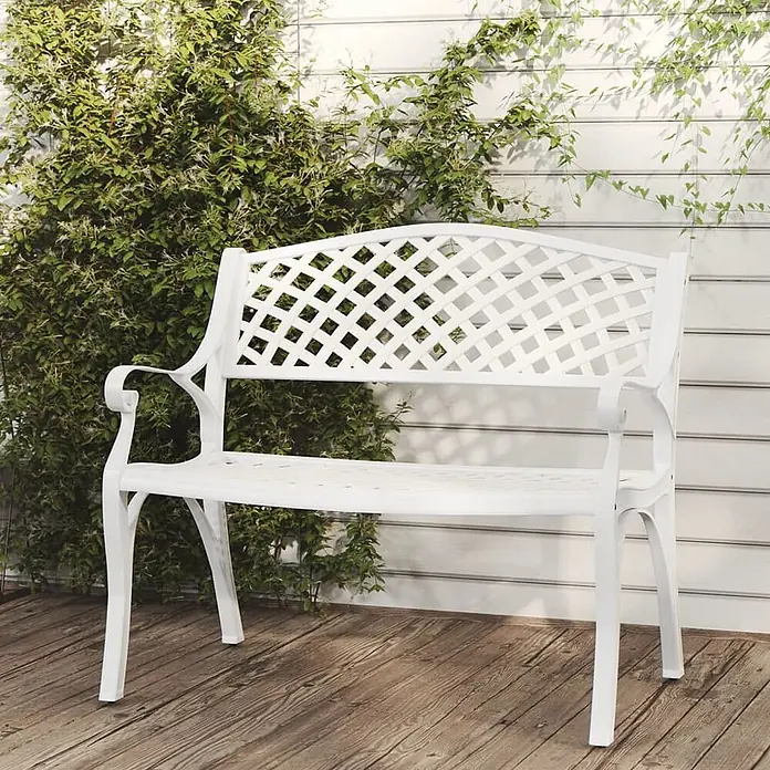 Furnicato Gartenbank Aluminiumguss - B x T x H: 102 x 50 x 83 cm, Weiß - Weiße Gartenbank aus Metall mit Gitterlehne, auf einer Holzterrasse platziert.