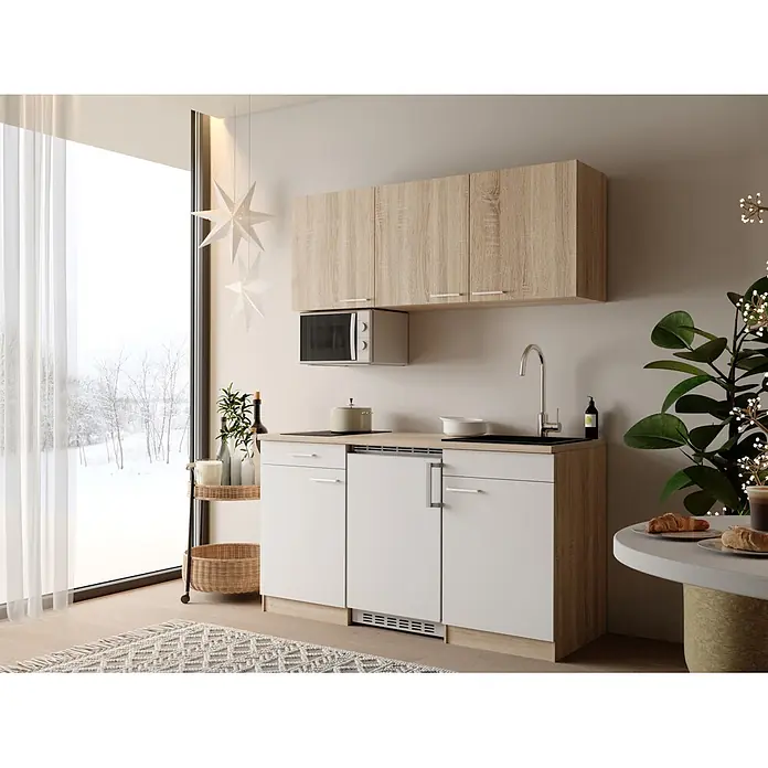 Respekta Miniküche Ingrid - Breite: 150 cm, Weiß, Mit Kochfeld + Kühlschrank + Mikrowelle - Kompakte Küchenzeile aus hellem Holz und weißen Schränken, mit Mikrowelle, Kochfeld und Spüle, in einem modernen Raum.
