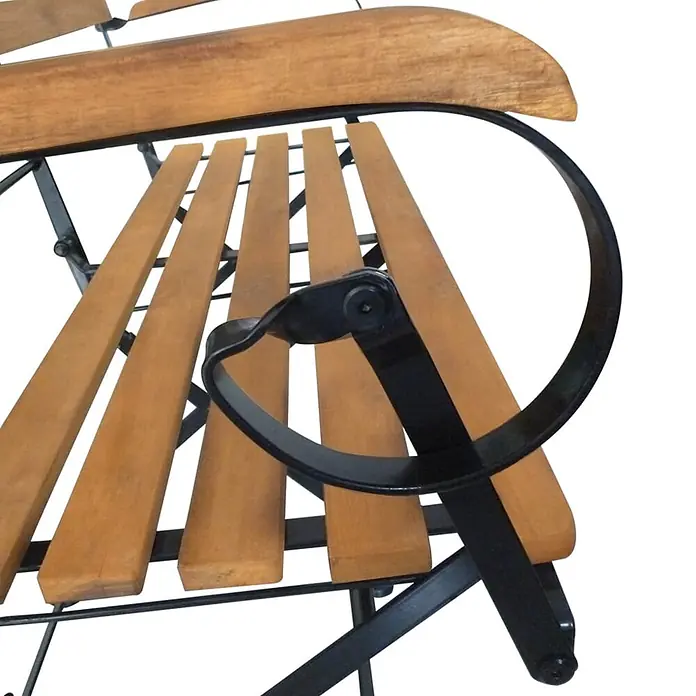 Furnicato Gartenbank Akazienholz Ölfinish - B x T x H: 112 x 46 x 85 cm, Braun - Nahaufnahme einer Holzlattenbank mit schwarzem Metallgestell und geschwungener Armlehne.