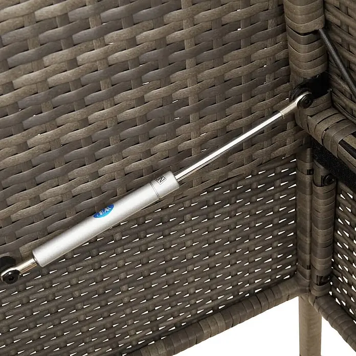 Furnicato Gartenbank - B x T x H: 113 x 61 x 87 cm, Grau - Silberne Gasfeder an braunem geflochtenem Rattanmöbel befestigt.