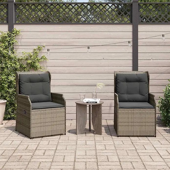 Furnicato Gartenbank - Grau - Outdoor-Terrassenset: zwei Rattan-Sessel mit dunkelgrauen Kissen und ein kleiner hölzerner Beistelltisch.