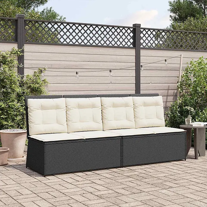 Furnicato Gartenbank Poly-Rattan - B x T x H: 108 x 110 x 95 cm, Schwarz und Cremeweiß - Langes dunkelgraues Rattan-Gartensofa mit cremefarbenen Kissen auf einer Terrasse.