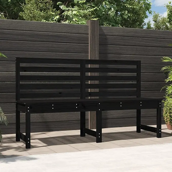 Furnicato Gartenbank Kiefer-Massivholz - B x T x H: 48 x 157,5 x 91,5 cm, Schwarze Kiefer - Schwarze Gartenbank aus Holz mit Lattenrückenlehne, im Freien platziert.