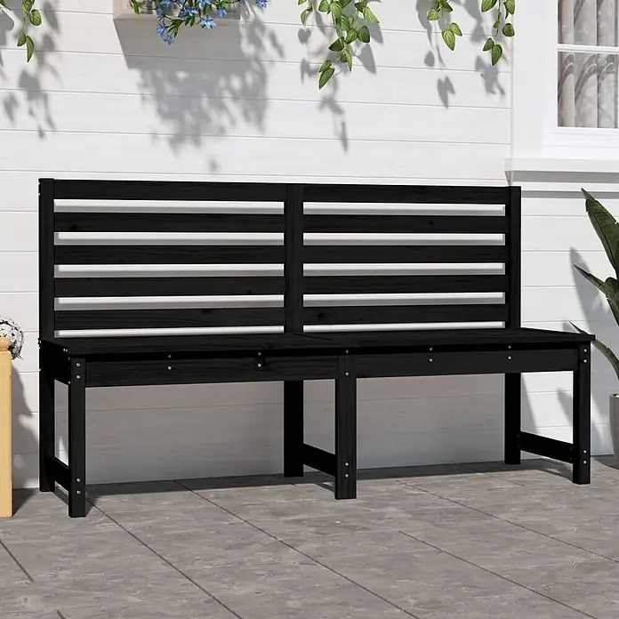 Furnicato Gartenbank Kiefer-Massivholz - B x T x H: 48 x 157,5 x 91,5 cm, Schwarze Kiefer - Schwarze Holz-Gartenbank mit Lamellenlehne auf einer Terrasse.