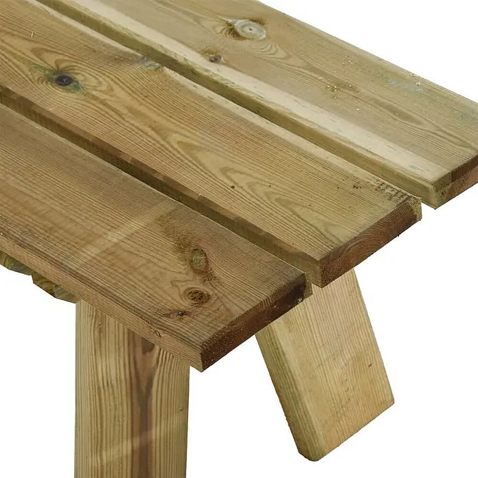 Furnicato Gartenbank Kiefernholz imprägniert - B x T x H: 220 x 38 x 45 cm, Braun - Nahaufnahme einer rustikalen, grün imprägnierten Holz-Picknicktischplatte und -beine.