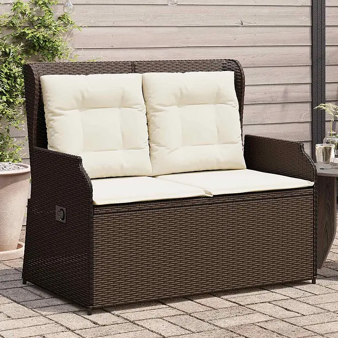 Furnicato Gartenbank Poly-Rattan - B x T x H: 104 x 110 x 95 cm, Braun und Cremeweiß - Dunkelbraune Rattan-Outdoor-Aufbewahrungsbank mit cremefarbenen Kissen auf einer gepflasterten Terrasse.