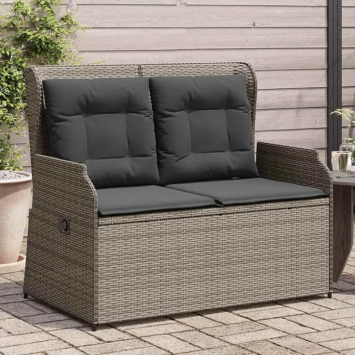 Furnicato Gartenbank - B x T x H: 67 x 52 x 95 cm, Grau - Hellgraue Rattan 2-Sitzer Outdoor-Aufbewahrungsbank mit dunkelgrauen Kissen auf einer Terrasse.