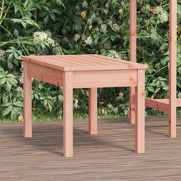 Furnicato Gartenbank - Natürliches Douglasie - Rötlicher Holz-Beistelltisch für den Außenbereich auf einer Holzterrasse.