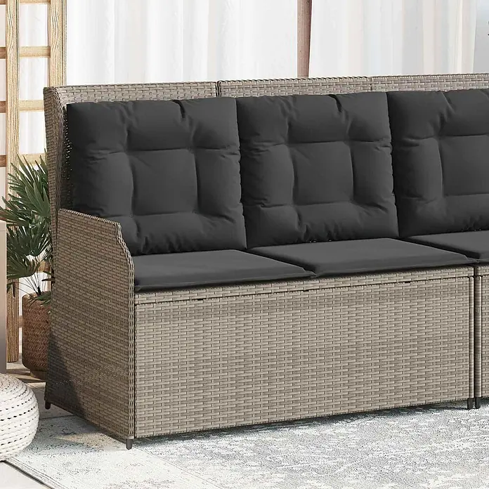 Furnicato Gartenbank Poly-Rattan - B x T x H: 108 x 110 x 95 cm, Hellgrau - Helles Rattan-Gartensofa mit dunkelgrauen Kissen, ideal für gemütliche Sitzgelegenheiten im Freien.