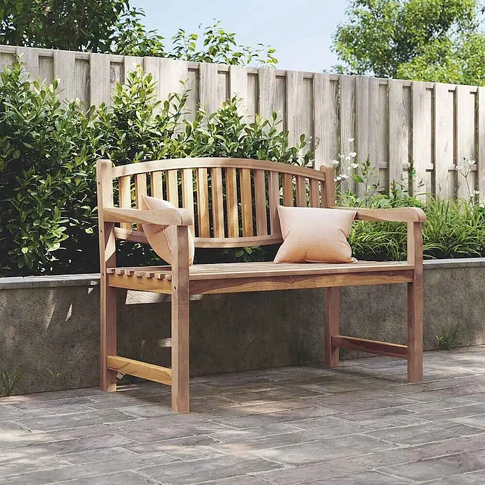 Furnicato Gartenbank Teak-Massivholz - B x T x H: 114 x 59 x 87 cm, Braun - Hölzerne Gartenbank mit zwei hellen Kissen im Außenbereich.