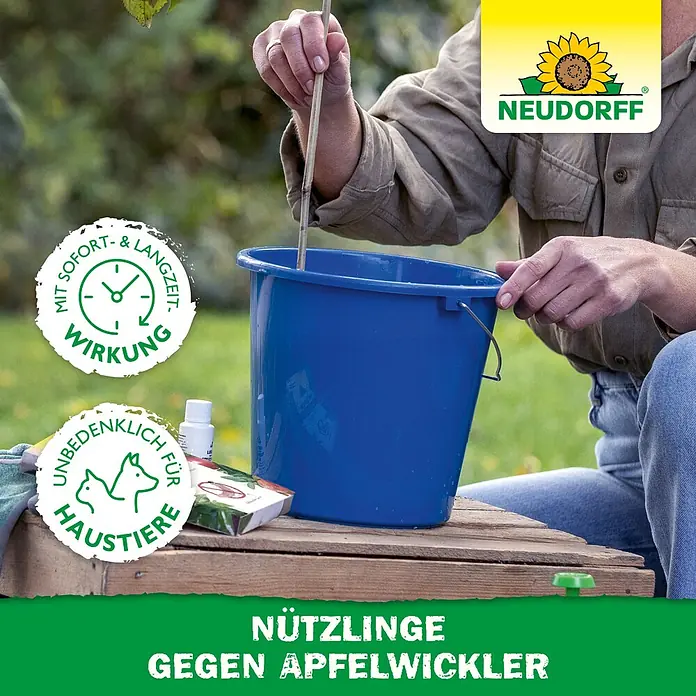 Neudorff Bestellkarte Nützlinge - Geeignet für: Apfelwickler - Person mischt Neudorff-Produkt für Nützlinge gegen Apfelwickler in blauem Eimer. Sofort- & Langzeitwirkung, unbedenklich für Haustiere.