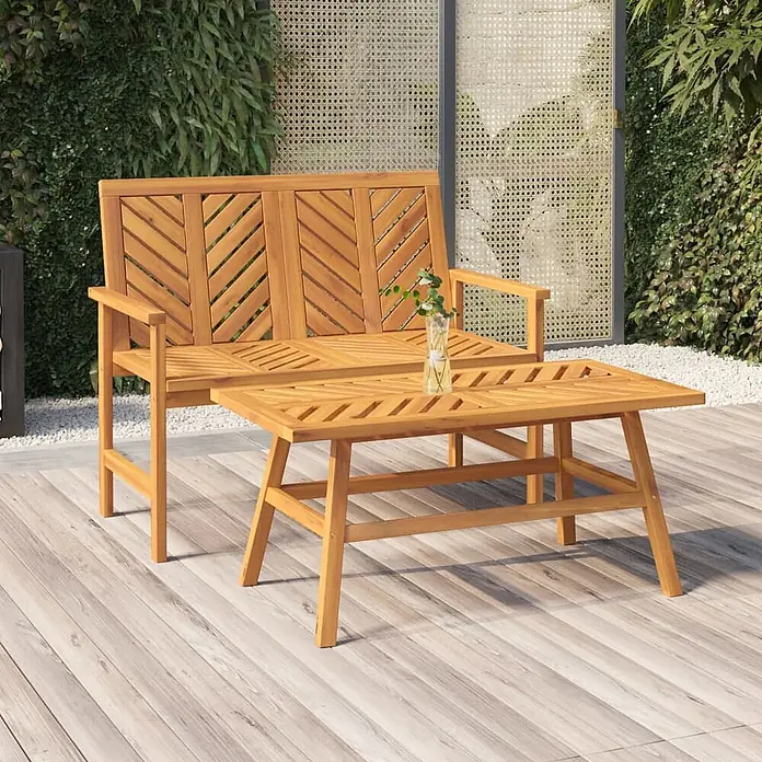 Furnicato Gartenbank - Braun - Hellbraune Outdoor-Sitzbank und passender Couchtisch aus Holz mit Chevron-Lattenmuster auf einer Terrasse.