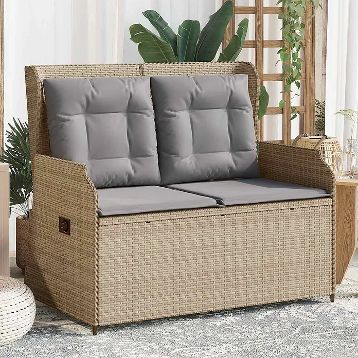 Furnicato Gartenbank - B x T x H: 104 x 67 x 95 cm, Beige und Grau - Hellbraune Rattan-Gartenbank mit Stauraum und grauen Kissen auf einem Terrassenteppich.