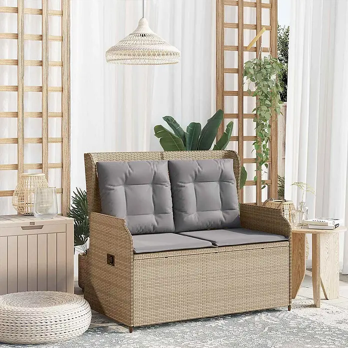 Furnicato Gartenbank - B x T x H: 104 x 67 x 95 cm, Beige und Grau - Beige Rattan Outdoor-Sitzbank mit grauen Kissen auf einer Terrasse.