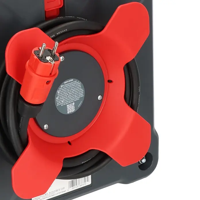 Brennenstuhl Kabeltrommel mit Powerblock KC 3200 5 - Kunststoff, 38 m, H07RN-F, IP44 - Roter Schukostecker mit schwarzem Elektrokabel auf einer dunkelgrauen Kabeltrommel mit roten sternförmigen Kabelführungen.