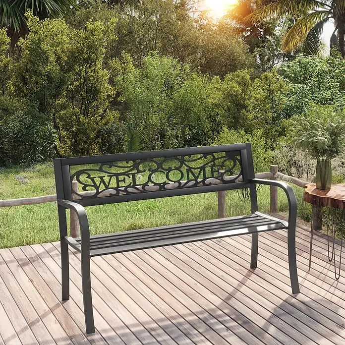 Furnicato Gartenbank pulverbeschichtet - B x T x H: 125 x 53 x 77 cm, Schwarz - Dunkelgraue Metall-Gartenbank mit "WELCOME"-Rückenlehne auf einer Holzterrasse im Freien.