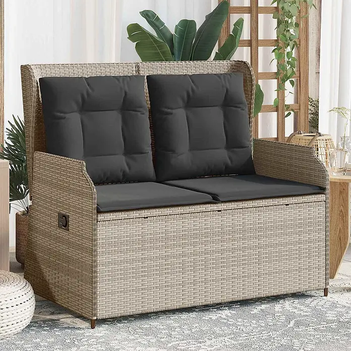 Furnicato Gartenbank - Hellgrau - Beige Rattan 2-Sitzer Gartenbank mit dunkelgrauen Kissen und Stauraum, auf einem Terrassenteppich.