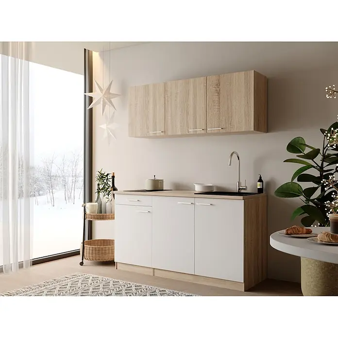Respekta Miniküche Ingrid - Breite: 150 cm, Weiß, Mit Kochfeld - Moderne Kompaktküche mit hellen Holz- und weißen Schränken, integrierter Spüle und Kochfeld in hellem Raum.