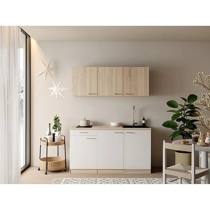 Respekta Miniküche Ingrid - Breite: 150 cm, Weiß, Mit Kochfeld - Kompakte Küchenzeile mit hellen Holz-Oberschränken und Arbeitsplatte, weißen Unterschränken, Spüle und Kochfeld, in modernem Raum.
